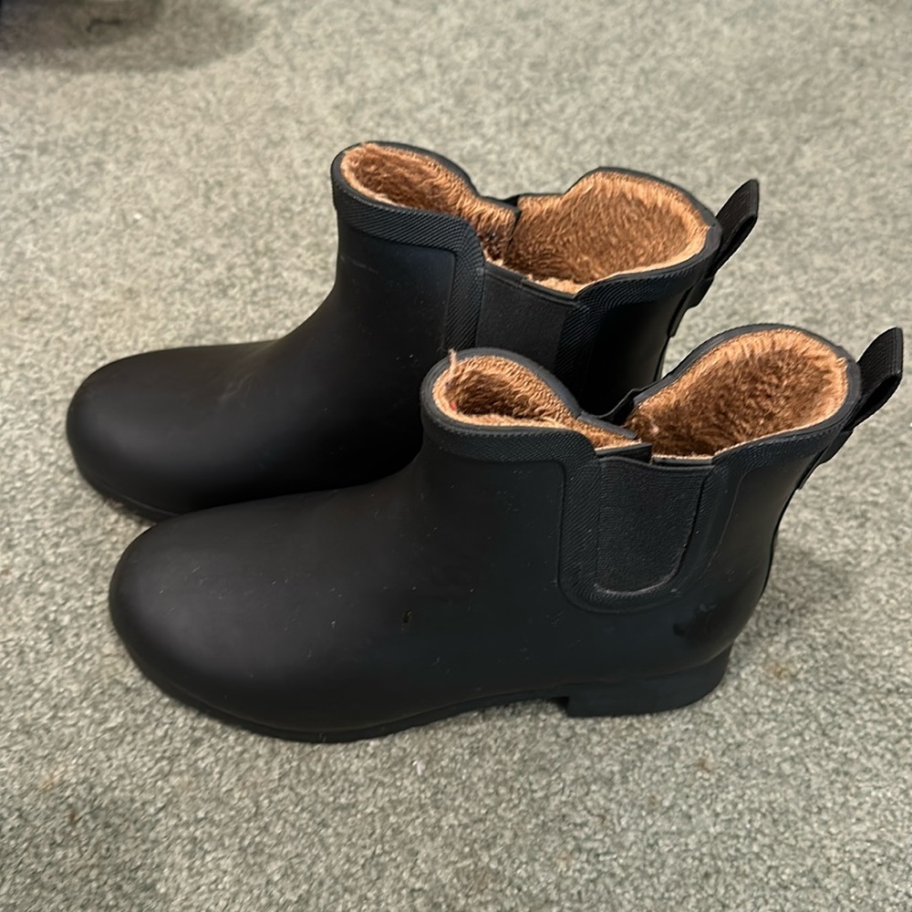 Chooka Black short lined rain boots (size 8)